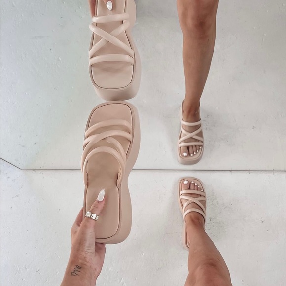 White Amazing Lace “Just Hanging Out” Platform Shoes. - Picture 2 of 4